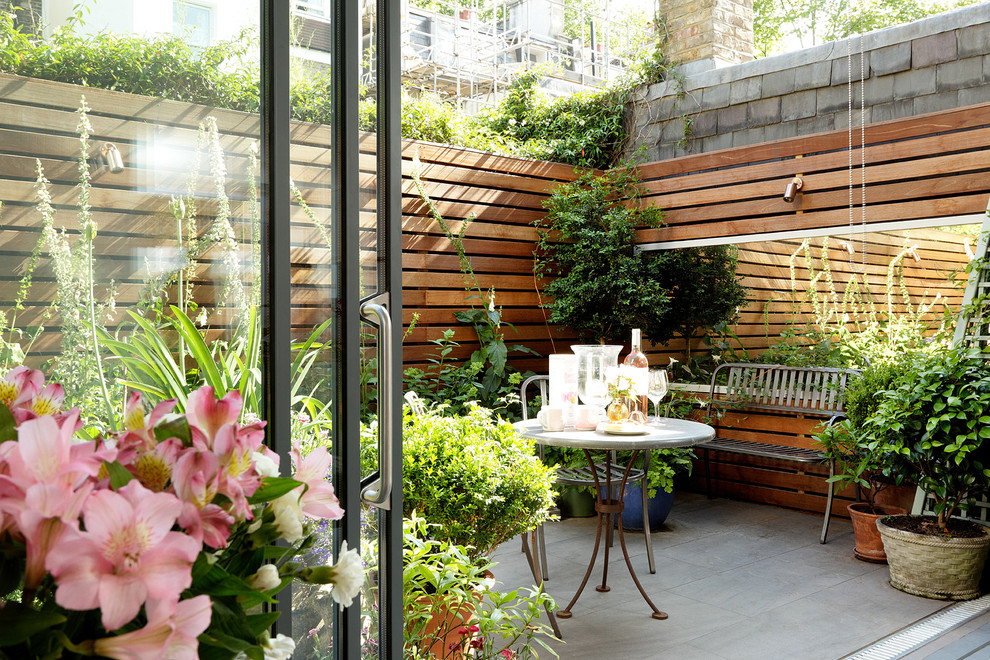 Свежая идея для дизайна: двор с забором - отличное фото интерьера