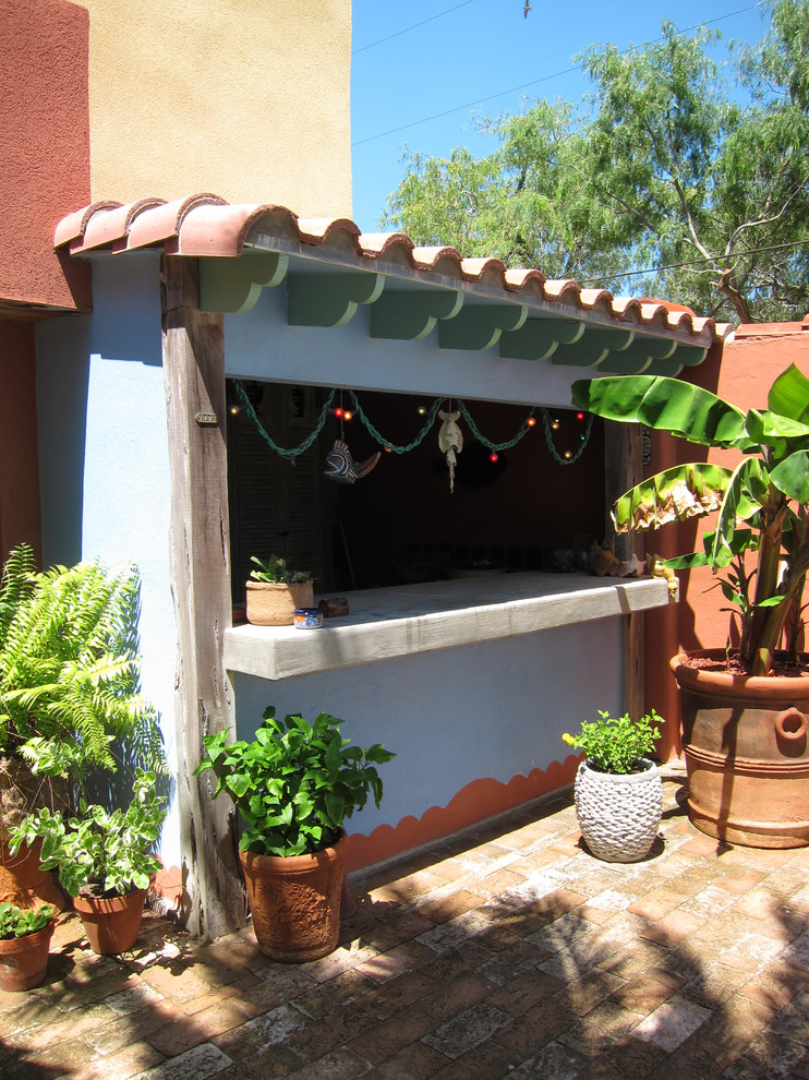 Inspiration pour une terrasse méditerranéenne avec des pavés en brique et une extension de toiture.