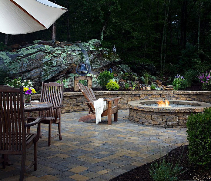 Modelo de patio clásico renovado de tamaño medio sin cubierta en patio trasero con brasero y adoquines de ladrillo