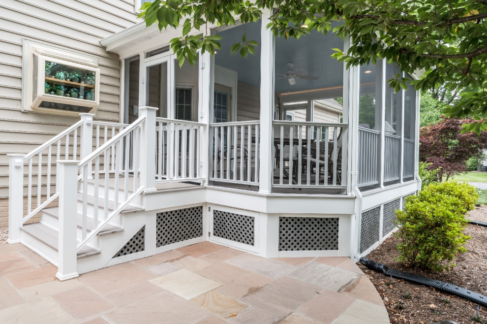 Immagine di un patio o portico chic di medie dimensioni e dietro casa