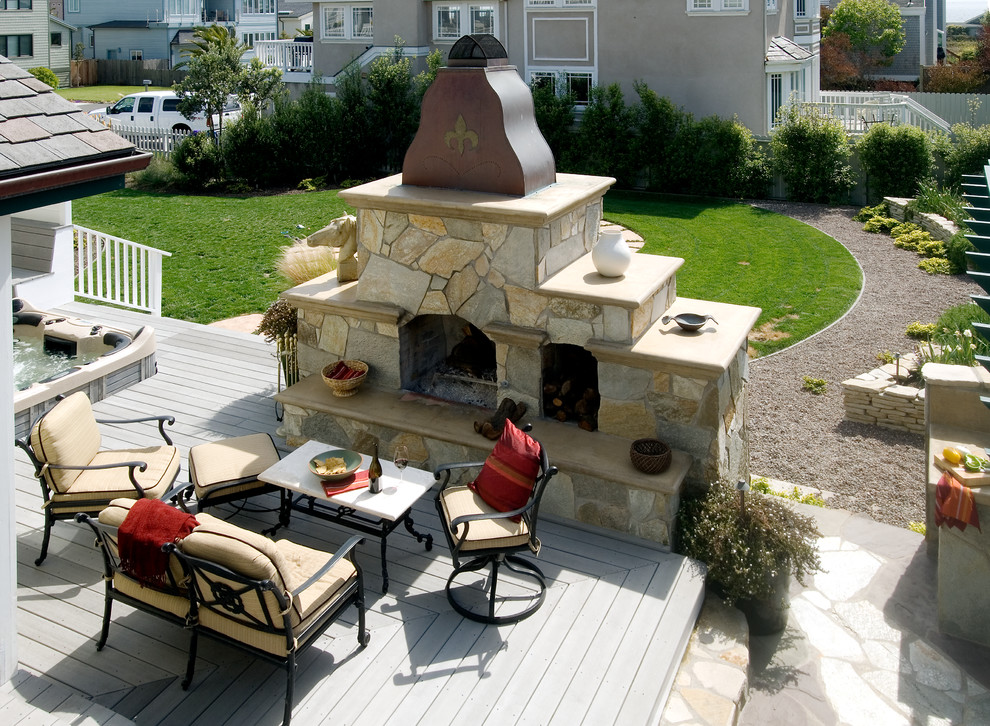Idées déco pour une terrasse arrière bord de mer avec une cuisine d'été et un gazebo ou pavillon.