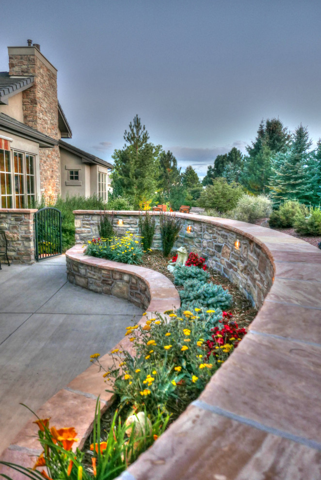 Immagine di un patio o portico classico di medie dimensioni e dietro casa con lastre di cemento, un parasole e un giardino in vaso