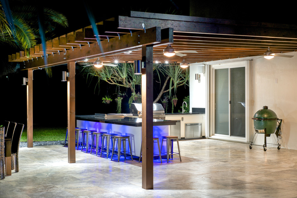 Große Moderne Pergola hinter dem Haus mit Outdoor-Küche und Natursteinplatten in Miami