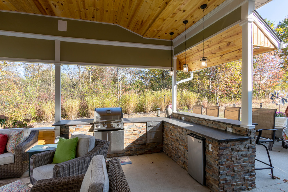Стильный дизайн: большой двор на заднем дворе в стиле рустика с летней кухней, покрытием из бетонных плит и навесом - последний тренд