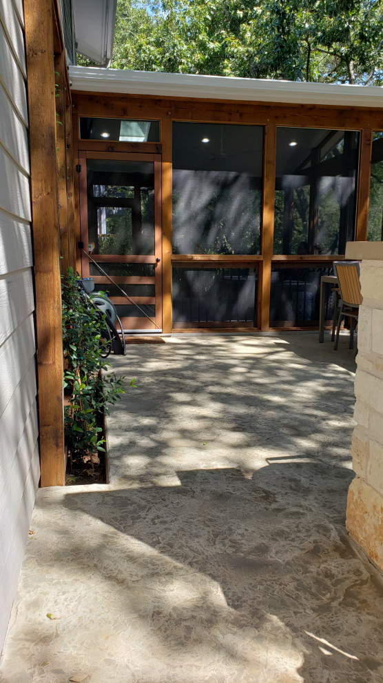 Esempio di un grande patio o portico boho chic dietro casa con lastre di cemento e un tetto a sbalzo