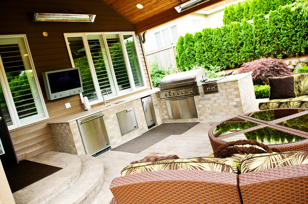 Cette image montre une terrasse arrière traditionnelle de taille moyenne avec un foyer extérieur, un gravier de granite et aucune couverture.