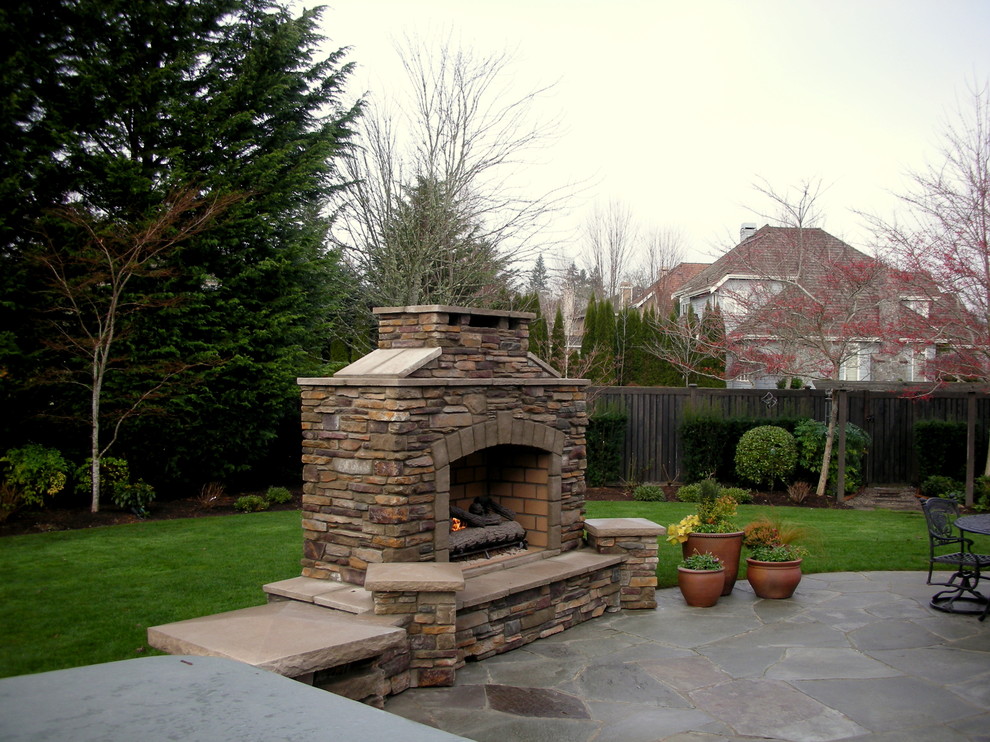 Esempio di un patio o portico classico