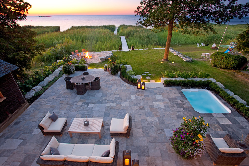Идея дизайна: двор на заднем дворе в морском стиле с местом для костра и мощением клинкерной брусчаткой без защиты от солнца