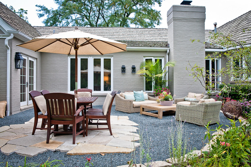 Идея дизайна: двор на заднем дворе в стиле неоклассика (современная классика) с покрытием из гравия без защиты от солнца
