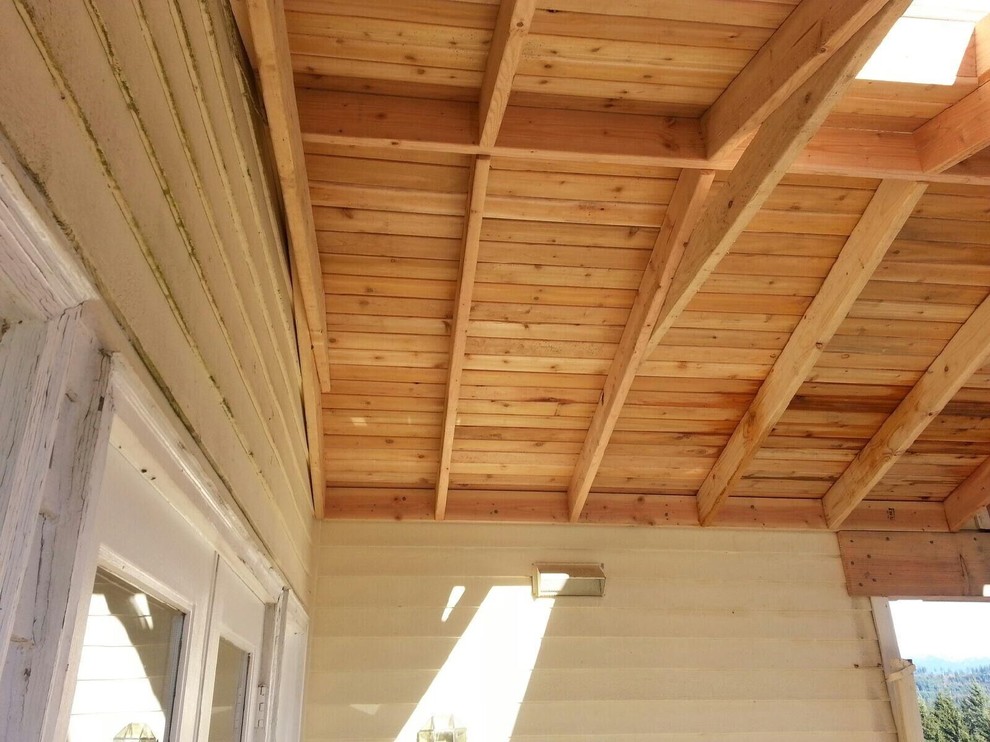 Réalisation d'une terrasse en bois arrière tradition de taille moyenne avec une extension de toiture.