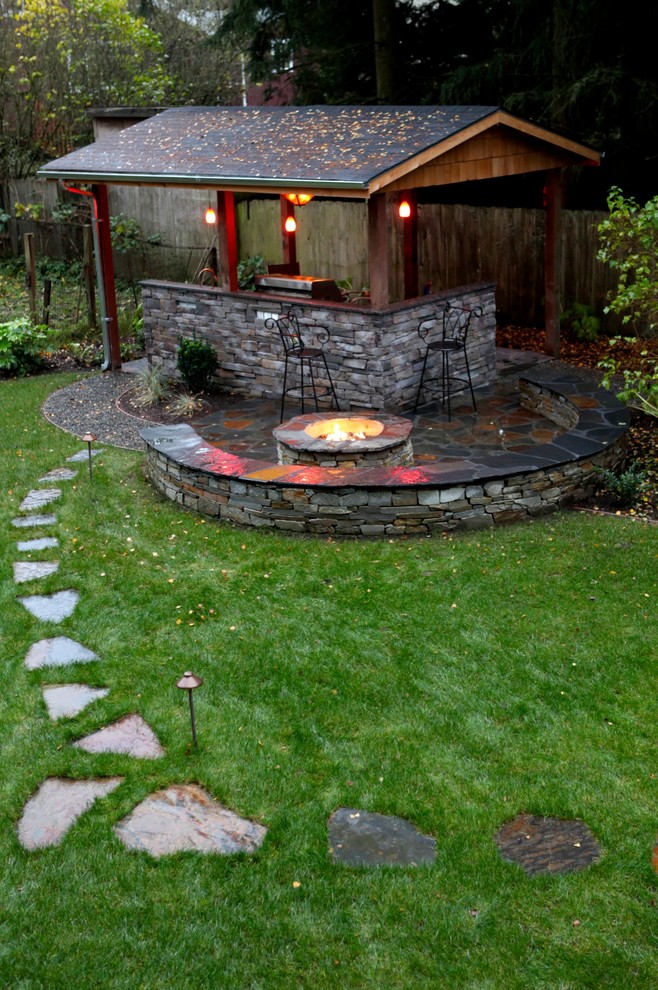 Großer Klassischer Patio hinter dem Haus mit Natursteinplatten und Gazebo in Seattle