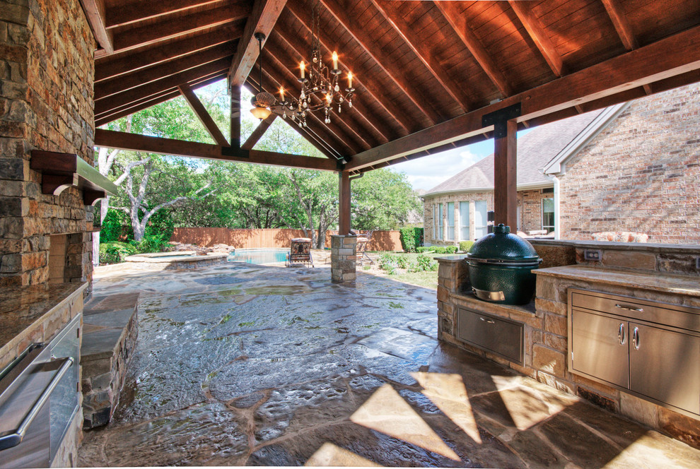 Foto de patio clásico grande en patio trasero con cocina exterior, adoquines de piedra natural y cenador