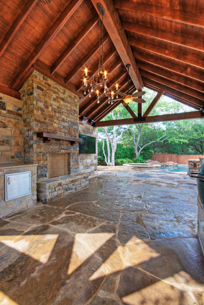 Aménagement d'une grande terrasse arrière classique avec une cuisine d'été, des pavés en pierre naturelle et un gazebo ou pavillon.