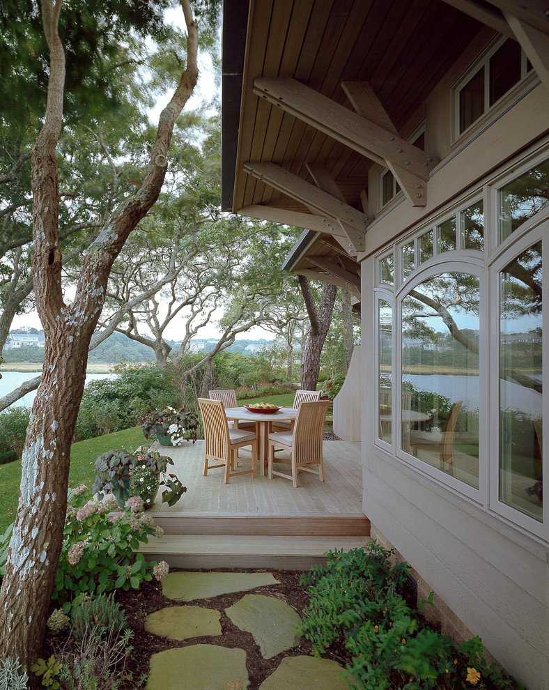 Idée de décoration pour une terrasse en bois tradition.
