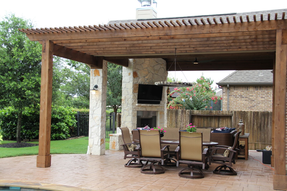 Imagen de patio tradicional grande en patio trasero y anexo de casas con brasero y suelo de hormigón estampado