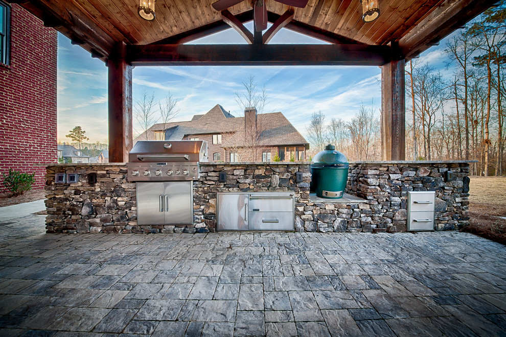 Imagen de patio tradicional renovado extra grande en patio trasero con cocina exterior, cenador y adoquines de hormigón