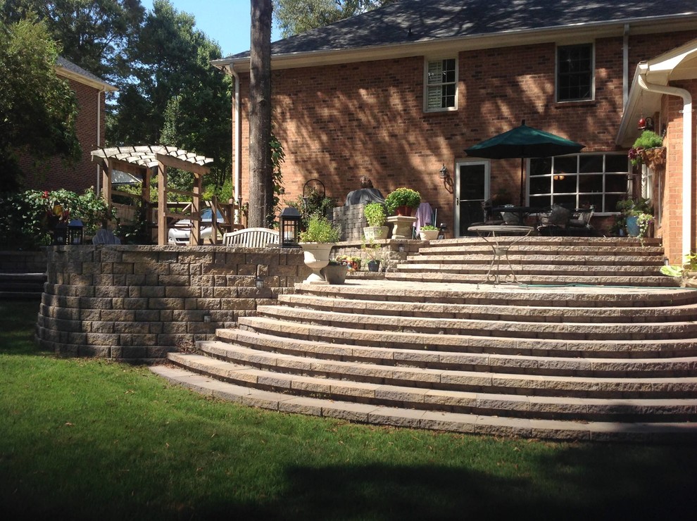 На фото: большая пергола во дворе частного дома на заднем дворе в классическом стиле с покрытием из каменной брусчатки с