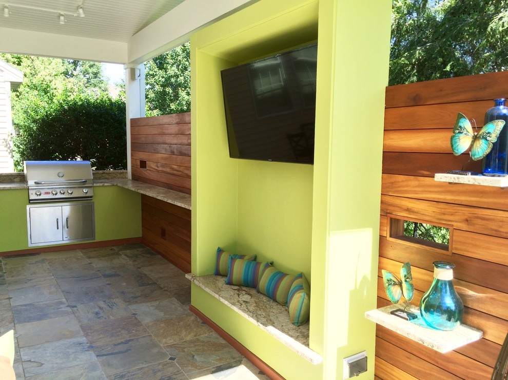 Modelo de patio minimalista de tamaño medio en patio trasero y anexo de casas con cocina exterior y losas de hormigón