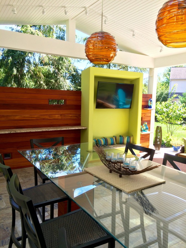 Imagen de patio minimalista de tamaño medio en patio trasero y anexo de casas con cocina exterior y losas de hormigón