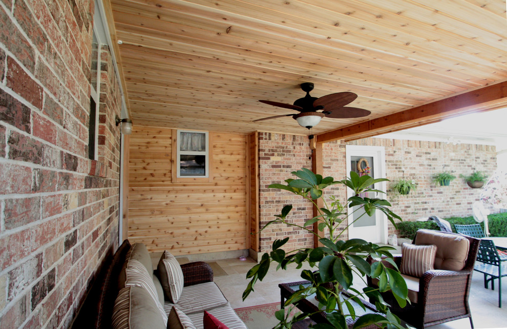 На фото: двор среднего размера на заднем дворе в классическом стиле с покрытием из плитки и навесом