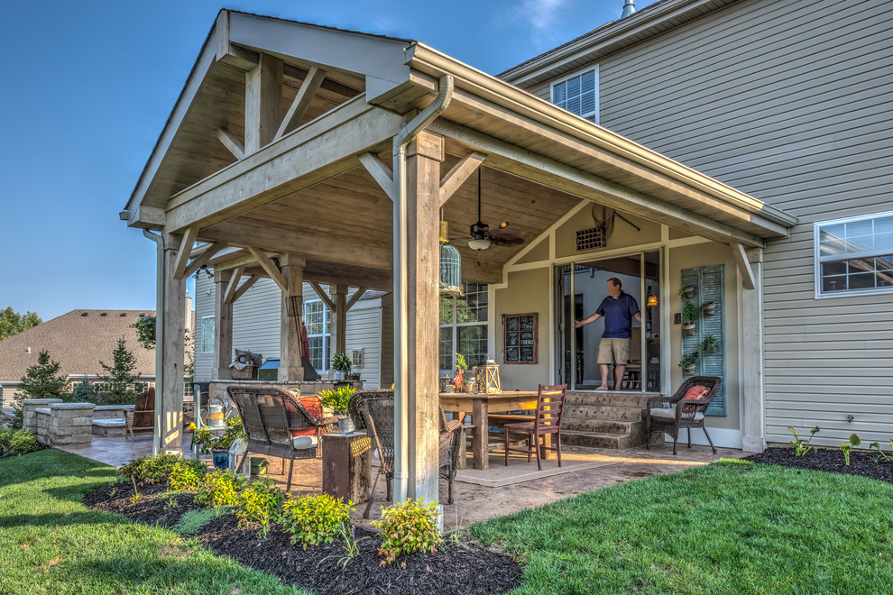 Стильный дизайн: двор на заднем дворе в классическом стиле с летней кухней, покрытием из декоративного бетона и навесом - последний тренд