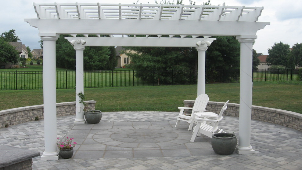 Immagine di un patio o portico con pavimentazioni in cemento