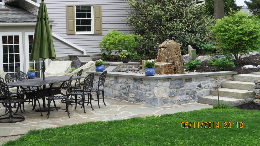 Cette image montre une terrasse rustique avec des pavés en pierre naturelle.