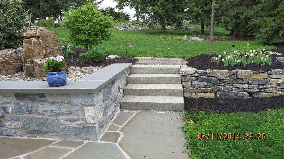 Foto di un patio o portico country con pavimentazioni in pietra naturale
