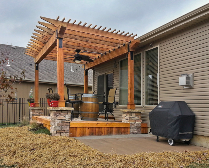 Immagine di un piccolo patio o portico american style dietro casa con pedane e una pergola