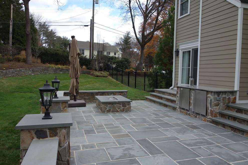 Идея дизайна: большой двор на заднем дворе в классическом стиле с летней кухней и покрытием из каменной брусчатки