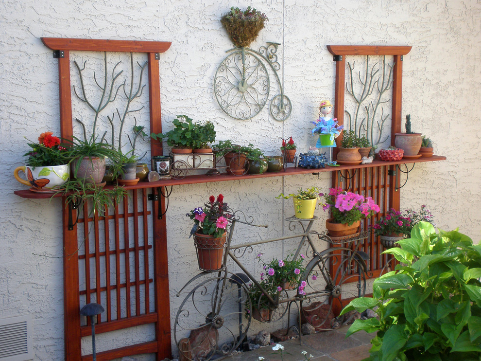 Idee per un grande patio o portico stile americano in cortile con un giardino in vaso e pavimentazioni in pietra naturale