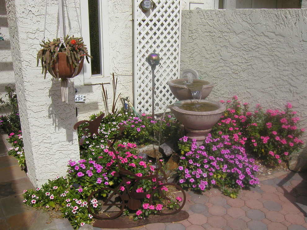 Идея дизайна: маленький двор на внутреннем дворе в стиле фьюжн с фонтаном и мощением тротуарной плиткой для на участке и в саду