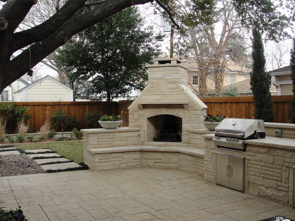 Großer, Gefliester, Unbedeckter Uriger Patio hinter dem Haus mit Outdoor-Küche in Dallas