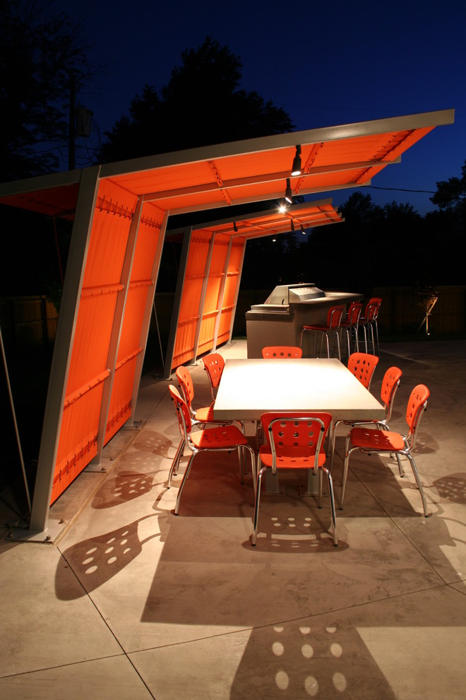 Idee per un patio o portico design di medie dimensioni e dietro casa con cemento stampato