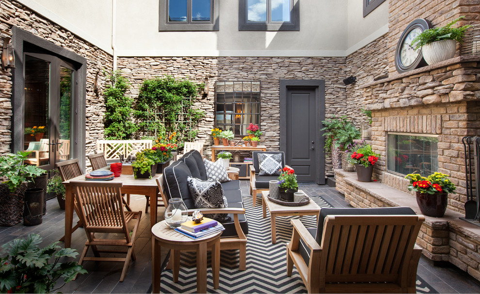 Idee per un patio o portico tradizionale in cortile con un focolare, piastrelle e nessuna copertura