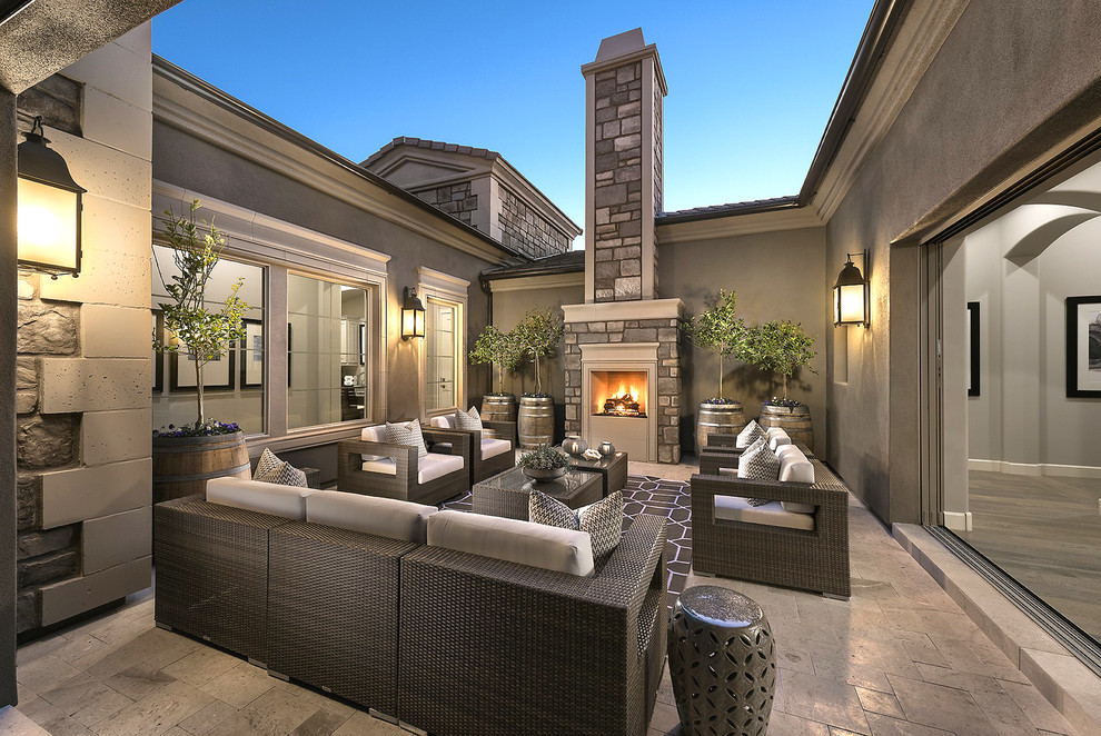 Foto de patio clásico renovado grande sin cubierta en patio con adoquines de piedra natural y chimenea