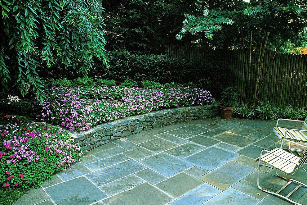 На фото: двор среднего размера на заднем дворе в классическом стиле с фонтаном и покрытием из каменной брусчатки