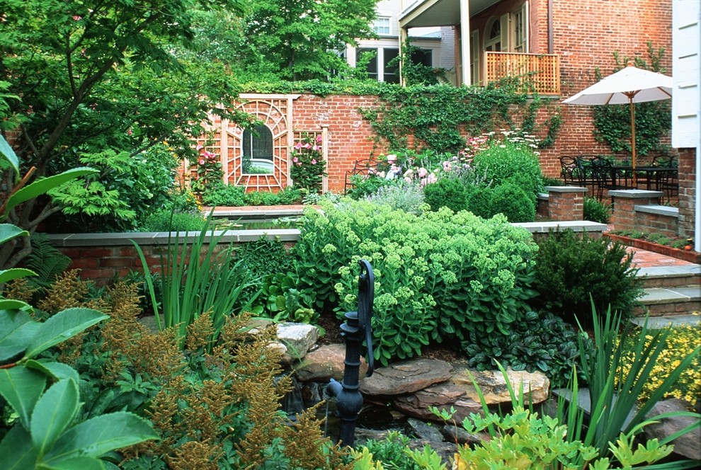 Свежая идея для дизайна: двор среднего размера на заднем дворе в классическом стиле с фонтаном и мощением клинкерной брусчаткой - отличное фото интерьера