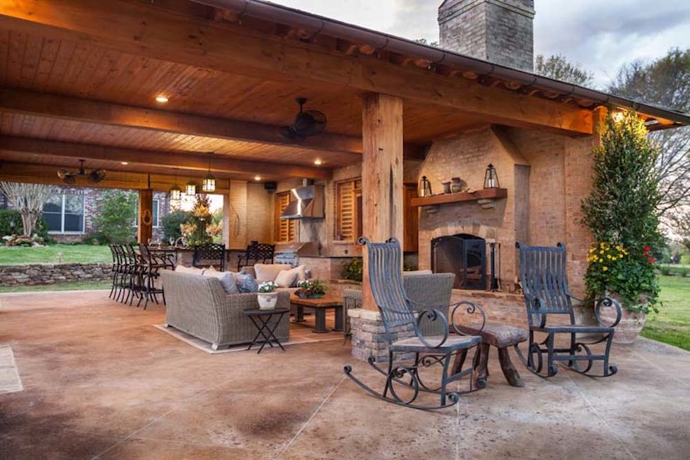 Imagen de patio clásico grande en patio trasero con cocina exterior, adoquines de piedra natural y cenador