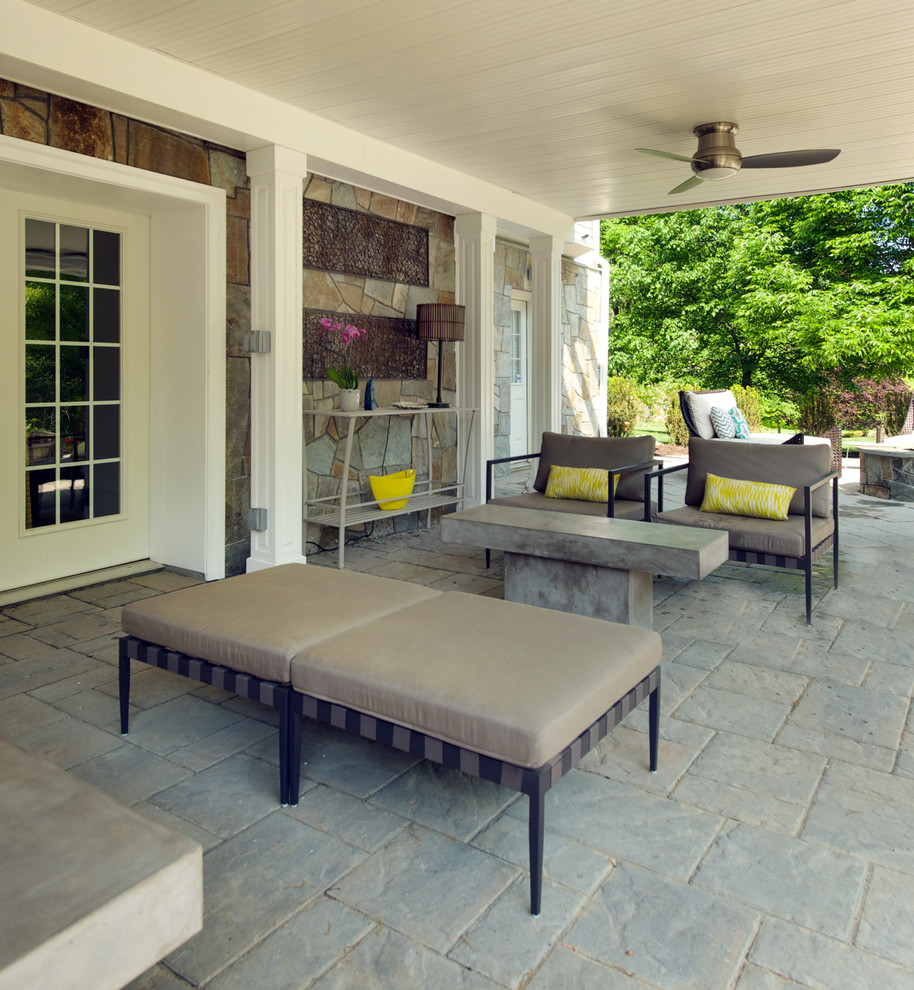 На фото: двор среднего размера на заднем дворе в современном стиле с местом для костра, мощением тротуарной плиткой и навесом