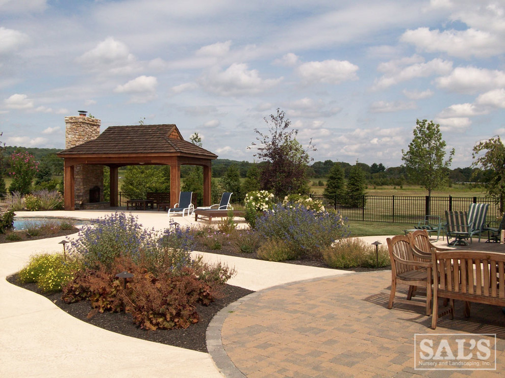 Пример оригинального дизайна: большой двор на заднем дворе в классическом стиле с покрытием из каменной брусчатки