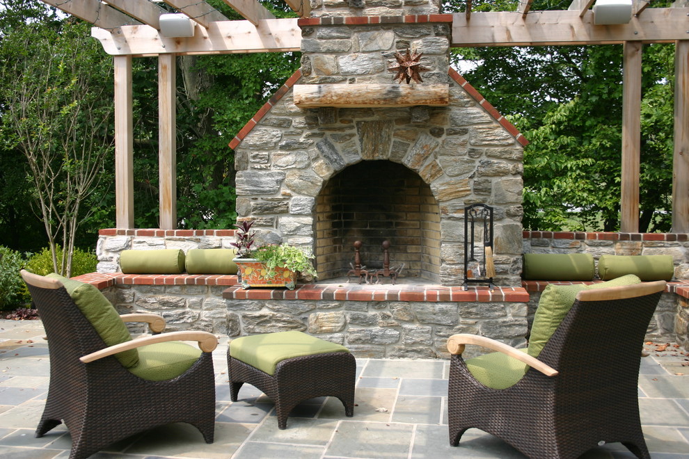 Пример оригинального дизайна: большая пергола во дворе частного дома на заднем дворе в классическом стиле с местом для костра и покрытием из каменной брусчатки