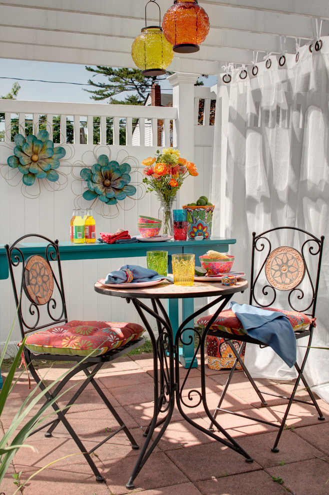 На фото: большая беседка во дворе частного дома на заднем дворе в средиземноморском стиле с мощением клинкерной брусчаткой с