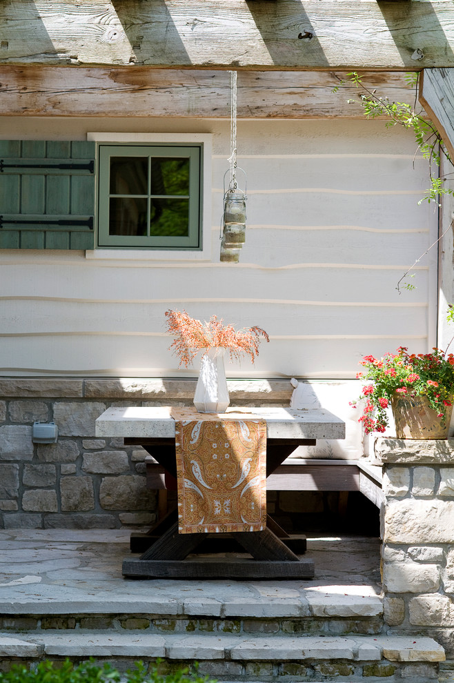 Inspiration pour une terrasse traditionnelle avec des pavés en pierre naturelle.