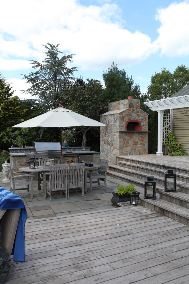 Imagen de patio tradicional renovado grande en patio trasero con cocina exterior, entablado y pérgola