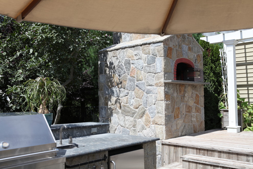 Foto de patio tradicional renovado grande en patio trasero con cocina exterior, entablado y pérgola