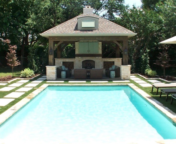 Ispirazione per una piscina tradizionale di medie dimensioni e dietro casa con pavimentazioni in cemento