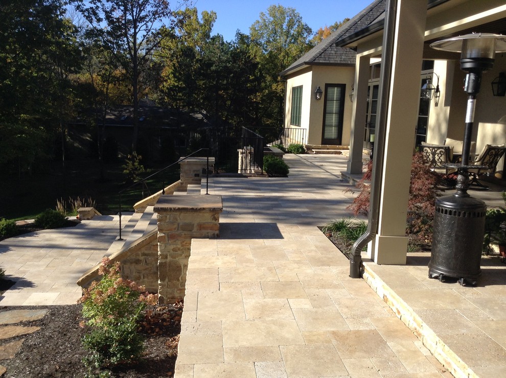 Diseño de patio clásico renovado grande en patio trasero con brasero y adoquines de piedra natural