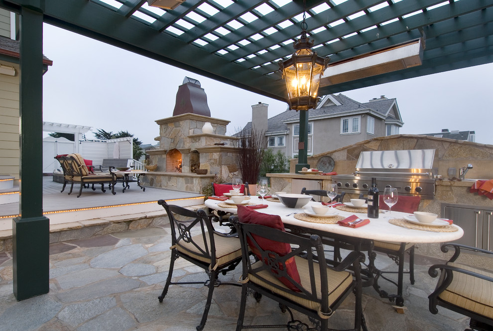 Foto de patio marinero grande en patio trasero con cocina exterior, adoquines de piedra natural y cenador