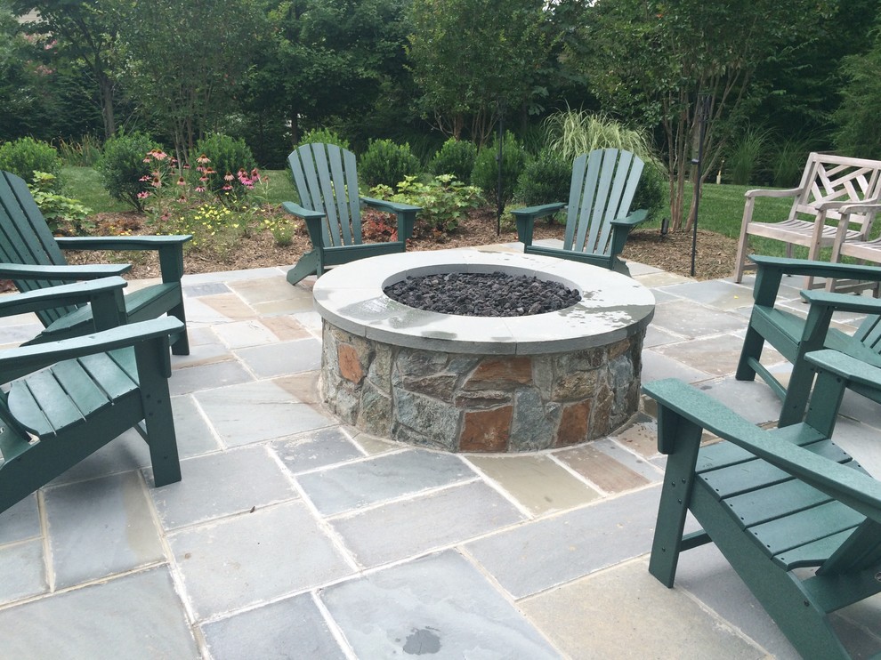 Foto de patio clásico de tamaño medio sin cubierta en patio trasero con brasero y adoquines de piedra natural